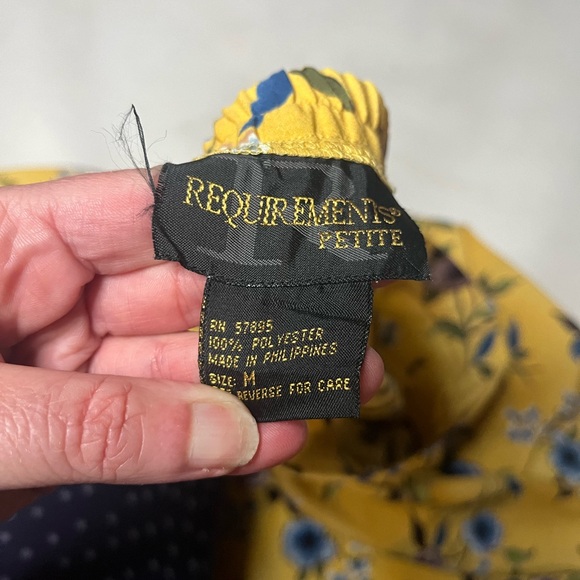 90’s vintage yellow floral skirt with slit. Has elastic waist band - Picture 6 of 7